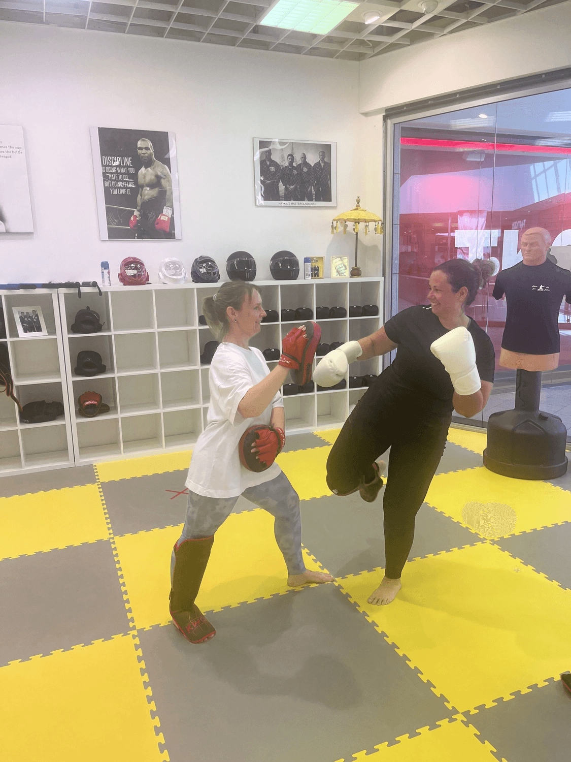 Pratzentraining in der Trainingshalle von Defense Zone