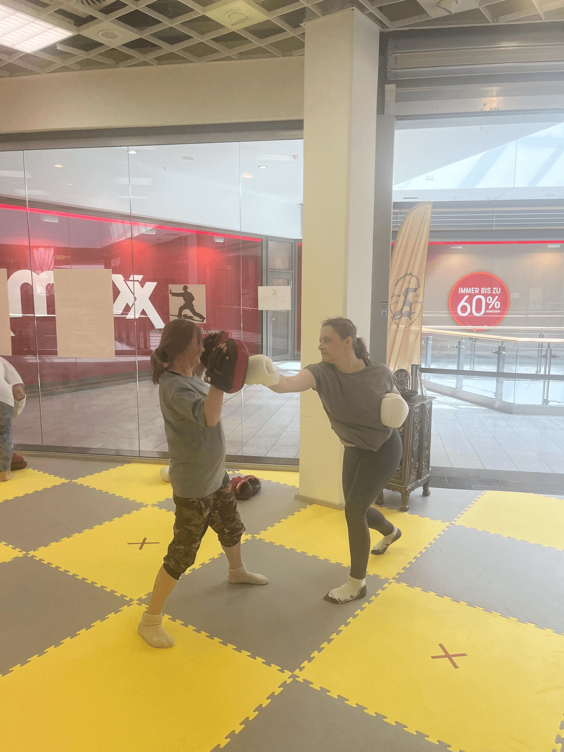 Kickboxtraining an Pratzen bei Defense Zone